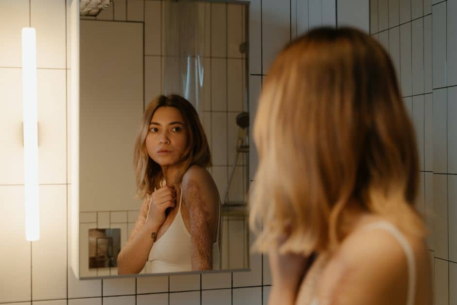 une personne qui se regarde dans un miroir pour illustrer l'estime de soi dans les relations interpersonnelles
